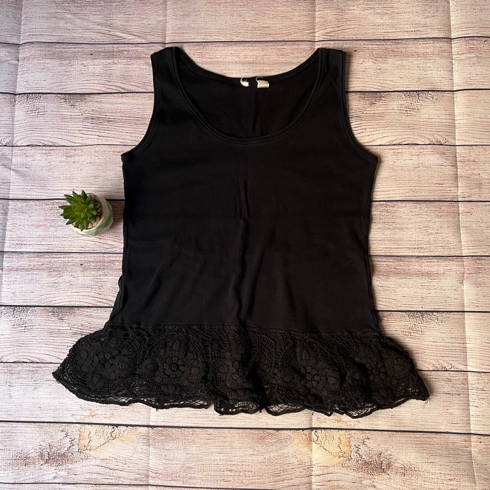 CHIFFON Black sleeveless lace bottom shirt